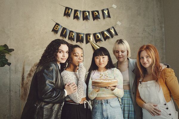 Un groupe d'amies autour d'un gâteau d'anniversaire